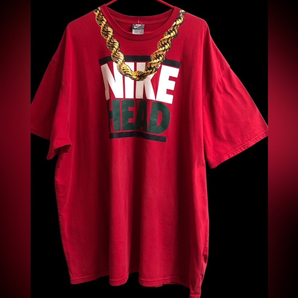 NAS NIKE HEAD ‘Got Kicks That Excite The Feds’ Red Tee with Gold Chain Graphic - Picture 3 of 8